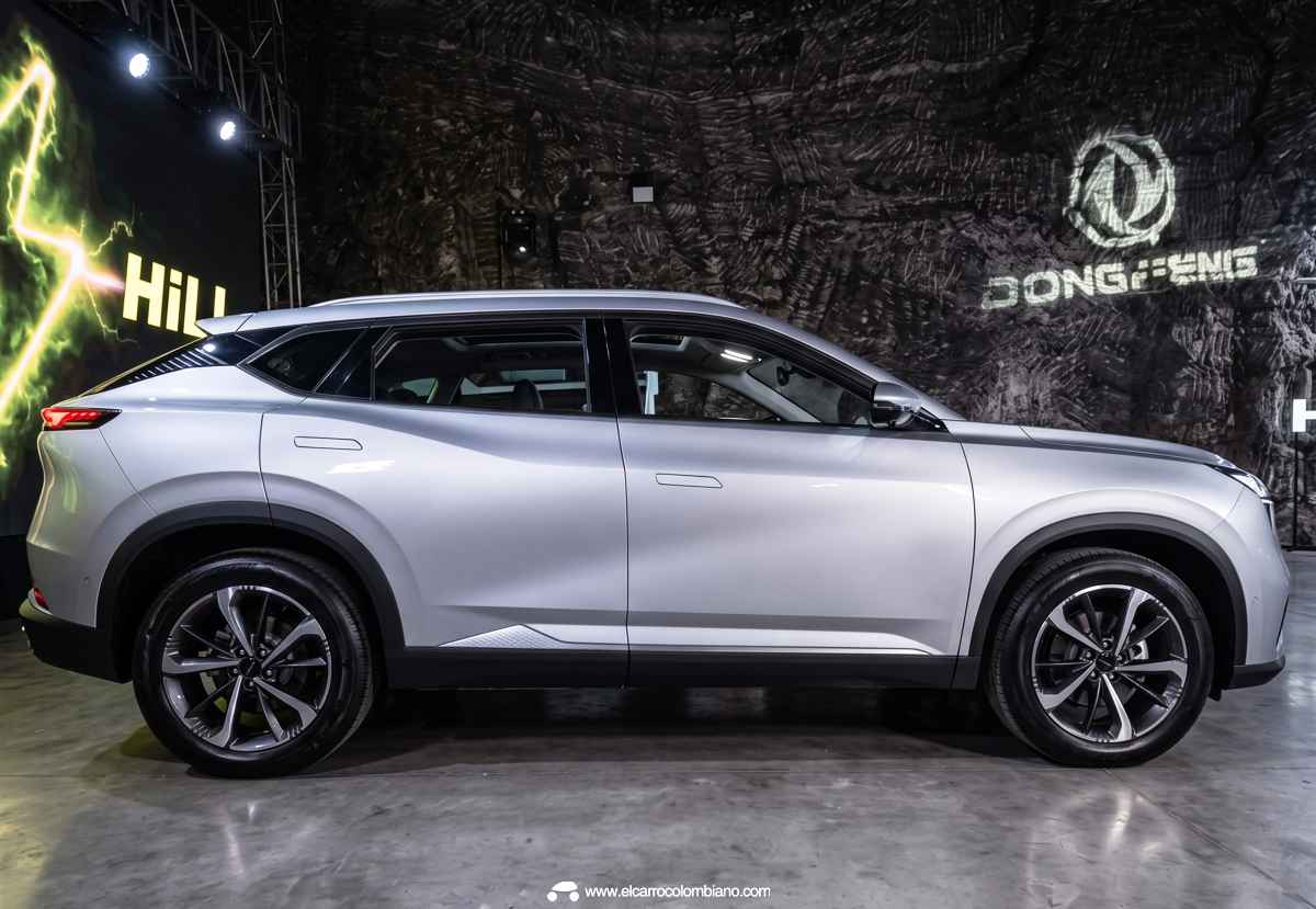 Vista lateral de perfil de la SUV Dongfeng Mage, mostrando su longitud de 4,76 metros, detalles aerodinámicos, rines bitono de 19 pulgadas y techo descendente.