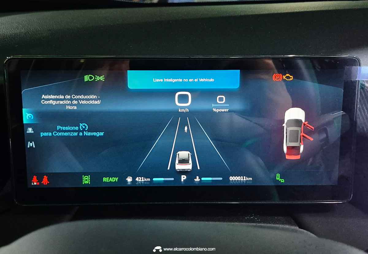 Panel de instrumentos digital de 10,2 pulgadas detrás del volante de la Dongfeng Mage, ilustrando las gráficas a color del sistema avanzado de asistencias a la conducción.