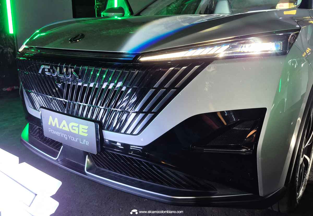 Primer plano del grupo óptico delantero derecho de la Dongfeng Mage, exhibiendo sus faros principales LED ultradelgados y las luces diurnas de formato triangular.