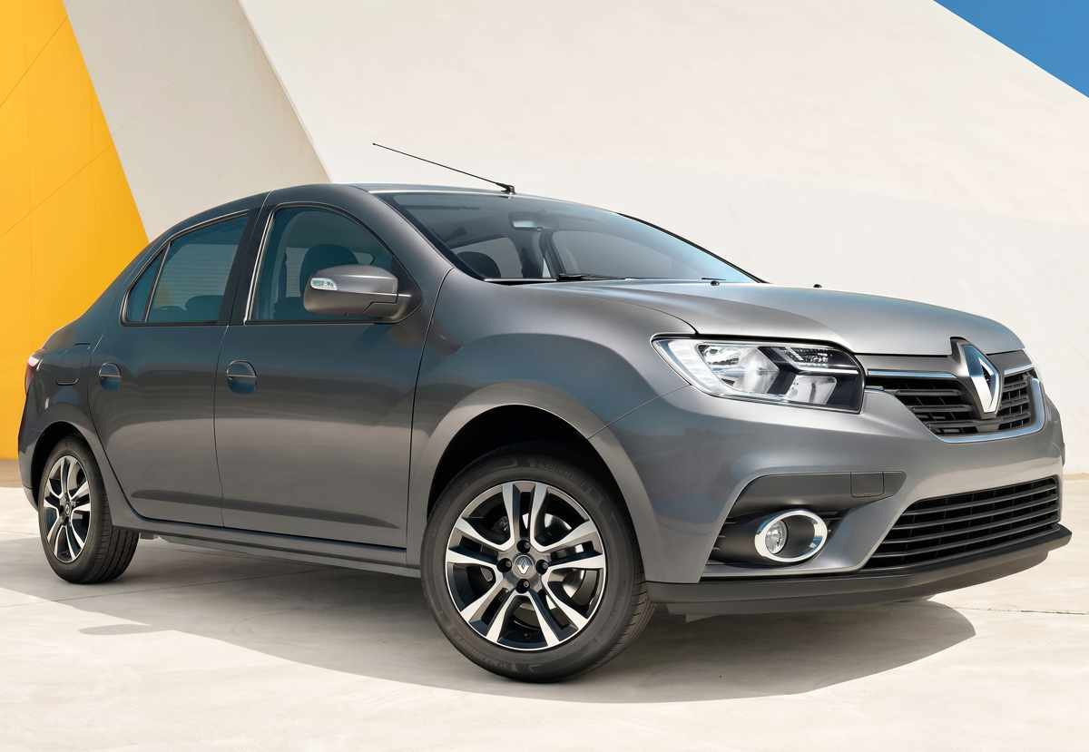 Perfil delantero de tres cuartos de un automóvil sedán Renault Logan gris oscuro, ubicado en un espacio de exhibición minimalista.