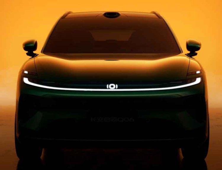 Vista frontal directa de la nueva SUV Changan Nevo Q06 en tono Verde Jade, destacando su firma de luz diurna continua LED encendida bajo un fondo cálido.