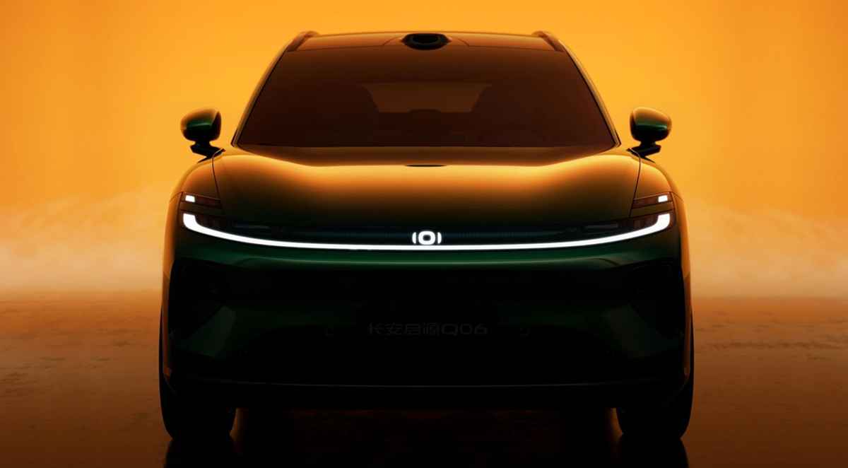 Vista frontal directa de la nueva SUV Changan Nevo Q06 en tono Verde Jade, destacando su firma de luz diurna continua LED encendida bajo un fondo cálido.
