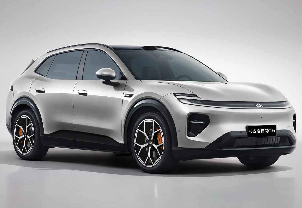 Perspectiva de tres cuartos delantera de la Changan Nevo Q06 color plata, exhibiendo sus líneas fluidas de perfil y rines de aleación con pinzas de freno de color.