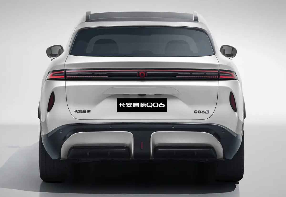 Vista trasera recta de la camioneta Changan Nevo Q06, mostrando el diseño de las luces ópticas horizontales integradas en matriz de puntos y el parachoques bitono.