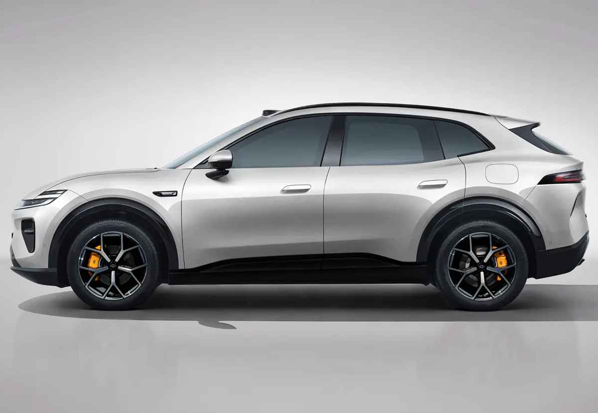 Fotografía de perfil lateral completo de la SUV eléctrica Changan Nevo Q06, detallando su distancia entre ejes de 2,94 metros y las manijas ocultas de las puertas.