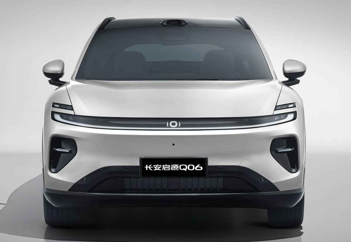 Alt Text: Plano frontal directo de la Changan Nevo Q06 color plata con iluminación de estudio, mostrando en detalle la parrilla cerrada, el logotipo central de la marca y el sensor LiDAR en el techo.