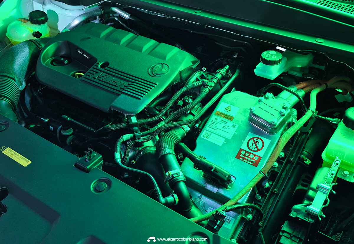 Compartimiento del motor de la Dongfeng Huge bajo iluminación verde, detallando su sistema motriz híbrido y los módulos del bloque eléctrico.