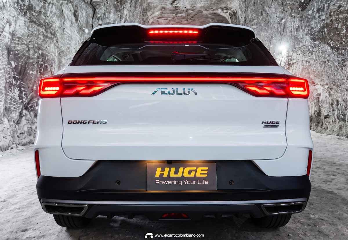 Toma trasera directa de la Dongfeng Huge, enfatizando el diseño simétrico de sus luces traseras LED y las salidas de escape decorativas en la parte inferior del bumper.