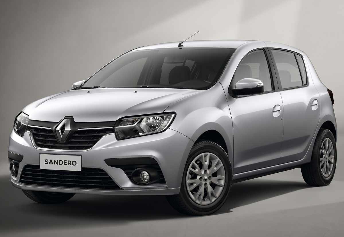 Vista frontal de tres cuartos del tradicional Renault Sandero color plata en estudio, destacando el icónico rombo en su parrilla central, representando al modelo clásico que se despide del mercado colombiano.