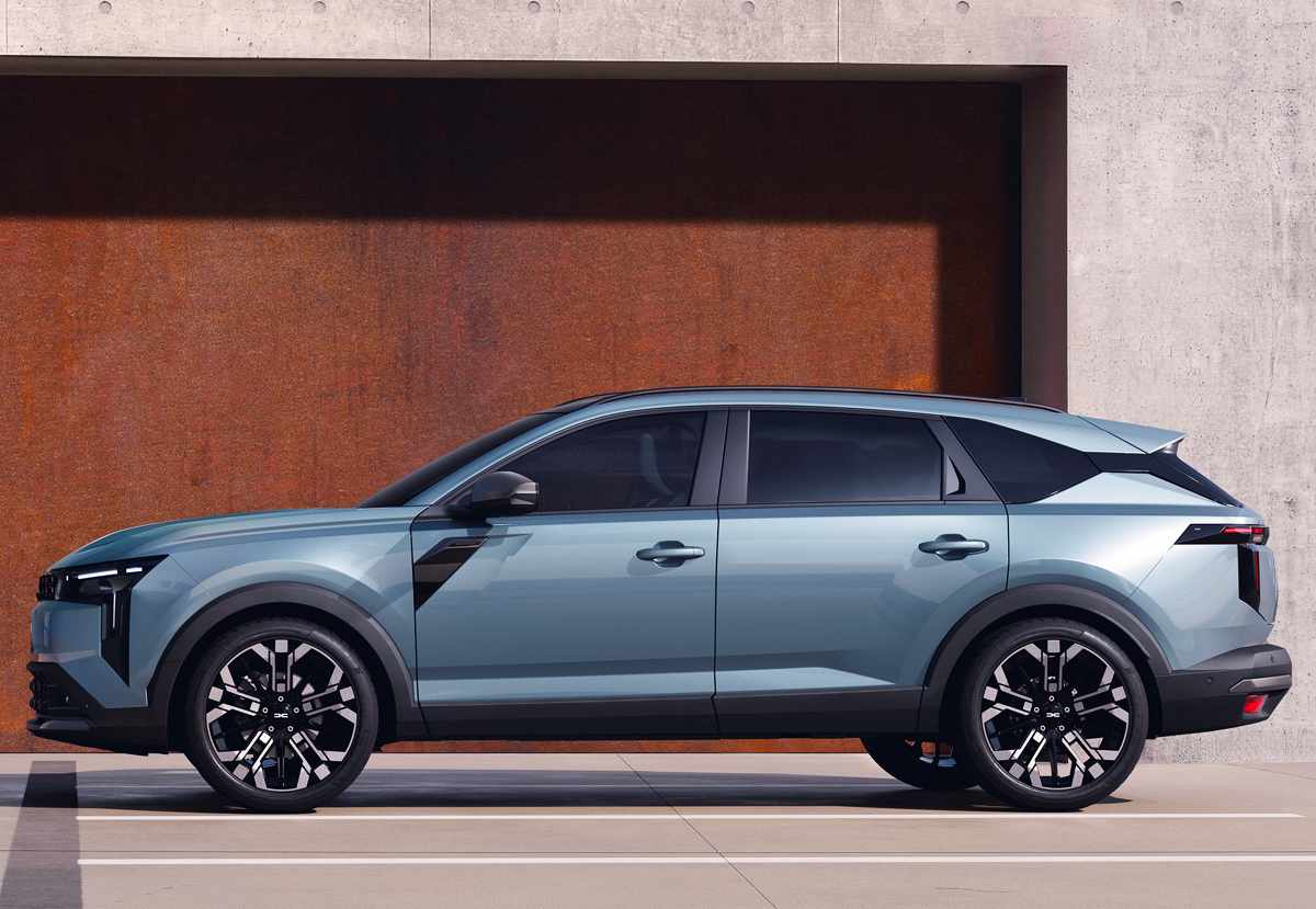 Perfil lateral completo de la camioneta Dacia Striker color azul claro, detallando su distancia entre ejes de 2,70 metros, plásticos protectores y silueta de techo fluida.