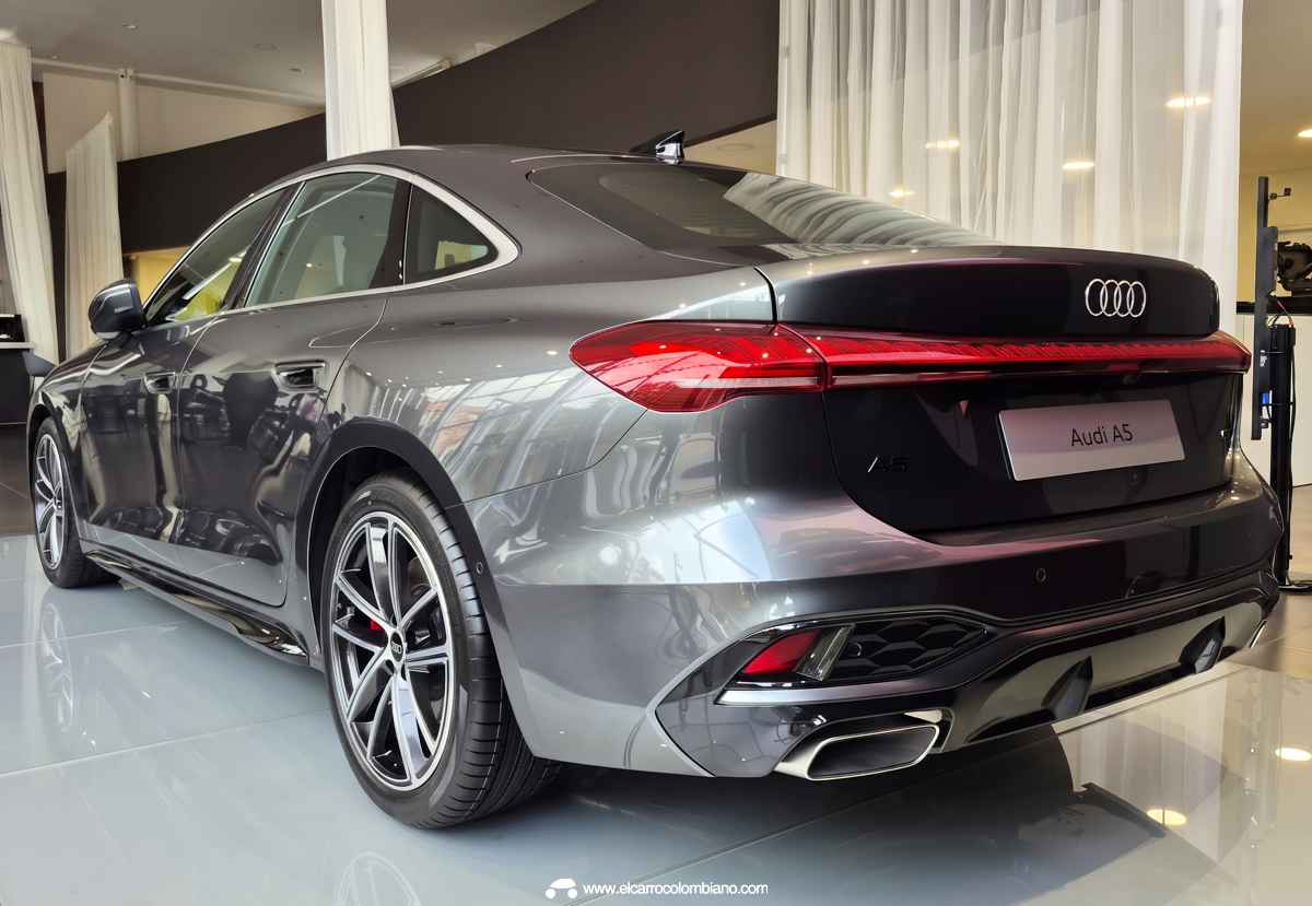 Vista trasera de tres cuartos del Audi A5 Sedán, evidenciando la suave caída del techo tipo fastback, la franja de luces LED continuas y el difusor inferior.