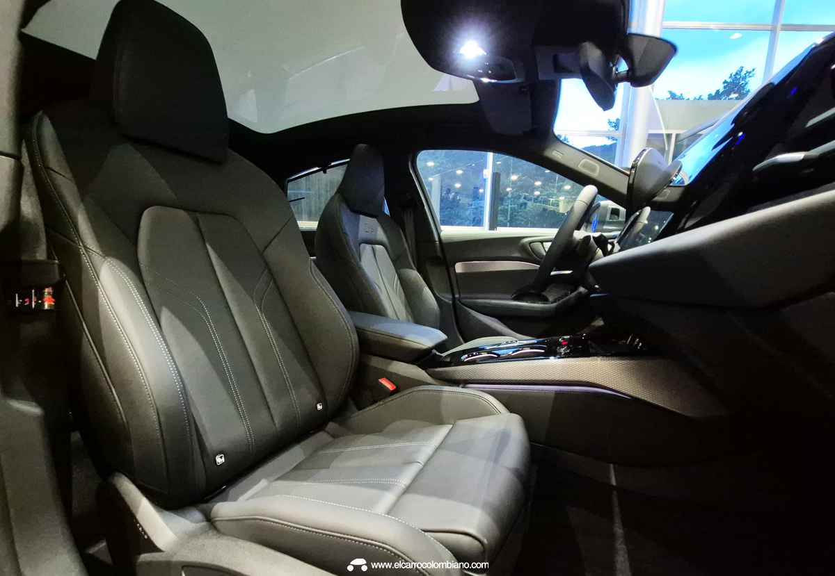 Asientos delanteros deportivos tipo S Line tapizados en cuero oscuro con costuras claras, mostrando su ajuste eléctrico y diseño ergonómico dentro del Audi A5.