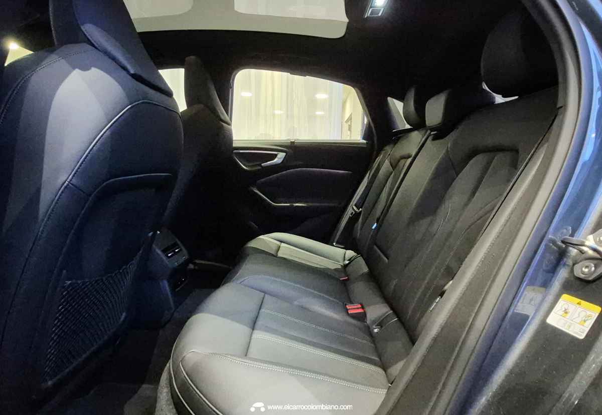 Segunda fila de asientos del Audi A5 Sedán en tapicería oscura, evidenciando el espacio interior para los pasajeros y la presencia de anclajes Isofix de seguridad.
