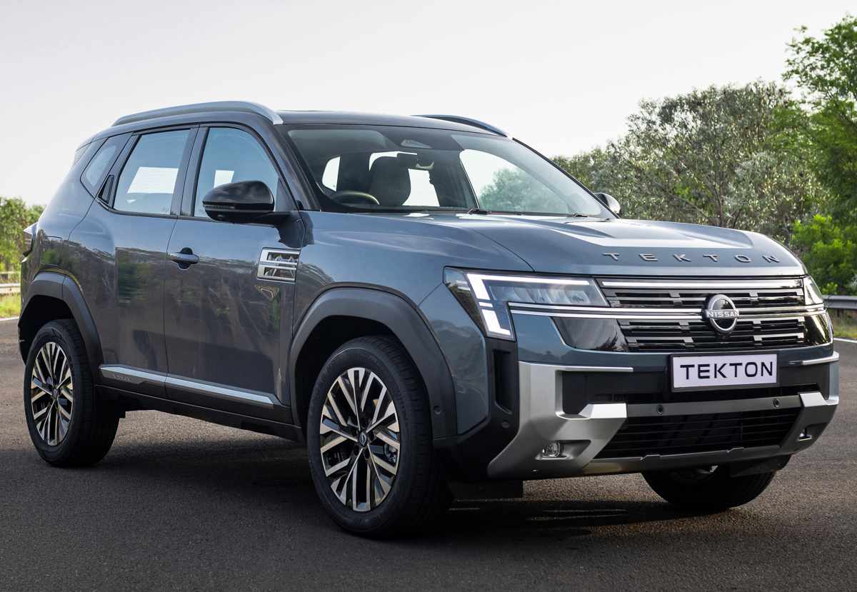 Plano delantero de tres cuartos de la SUV Nissan Tekton color azul estacionada, mostrando en detalle sus faros LED, rines de 18 pulgadas, branquias laterales y protectores inferiores plateados.