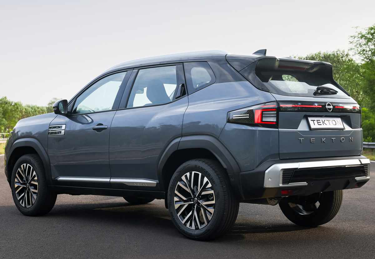 Vista trasera de tres cuartos de la Nissan Tekton, evidenciando el diseño exclusivo de sus luces traseras LED, el alerón superior deportivo y el parachoques con acabados tipo aluminio.