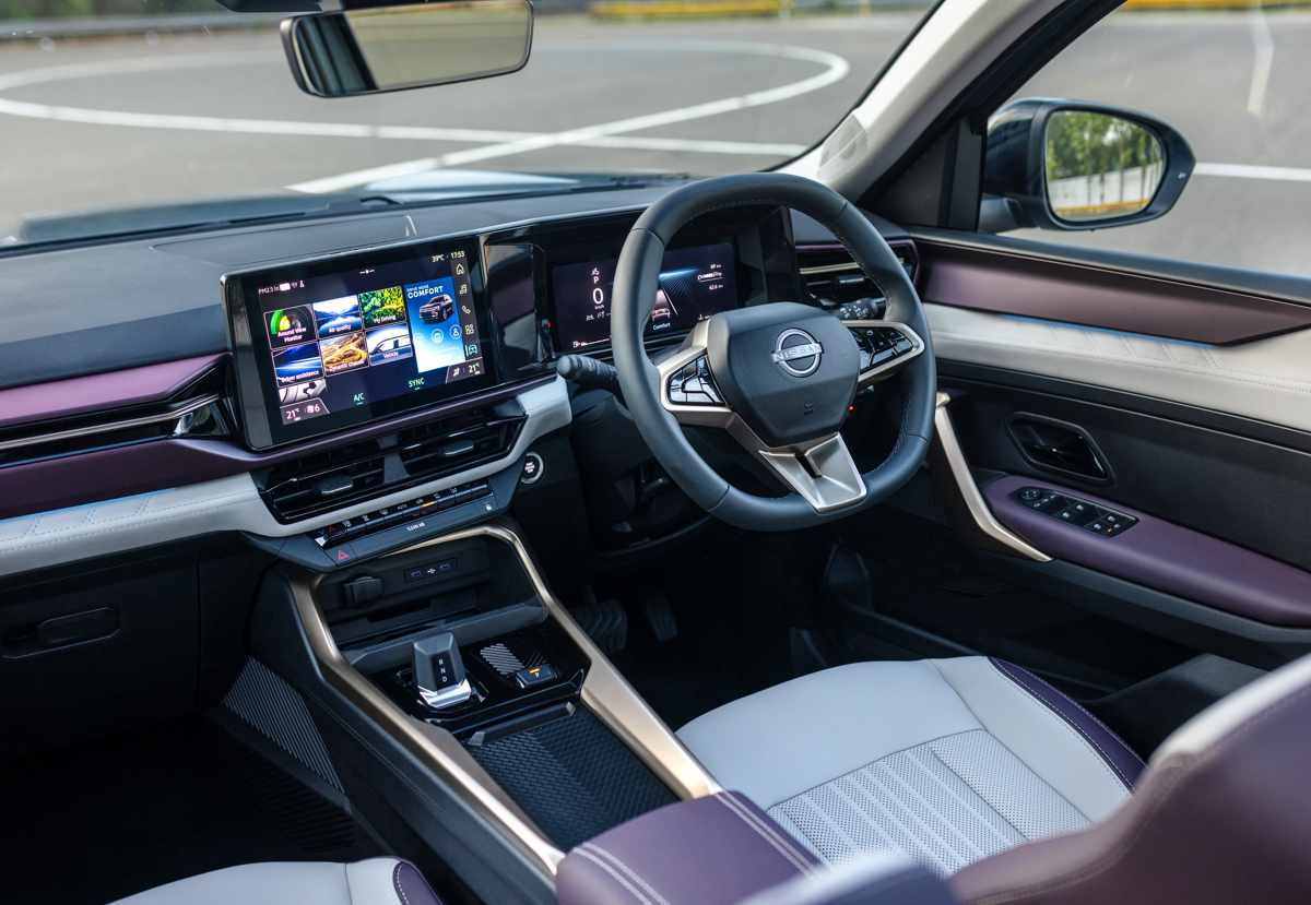 Habitáculo interior de la Nissan Tekton con volante a la derecha, detallando el moderno cuadro de instrumentos digital de 10,25 pulgadas y la pantalla táctil central de 10,1 pulgadas.