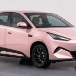 Vista frontal de tres cuartos de la nueva generación del BYD Seagull en color rosado, mostrando su diseño afilado y faros poligonales en una foto de registro oficial.
