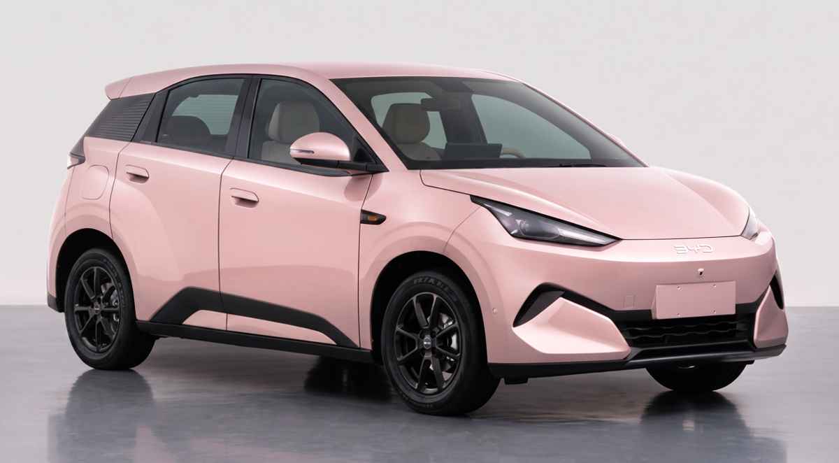 Vista frontal de tres cuartos de la nueva generación del BYD Seagull en color rosado, mostrando su diseño afilado y faros poligonales en una foto de registro oficial.