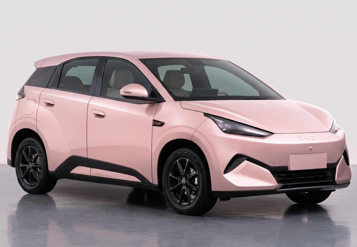 Plano delantero de tres cuartos del renovado hatchback eléctrico BYD Seagull color rosado, destacando sus manijas de puertas semiocultas y nueva carrocería alargada.