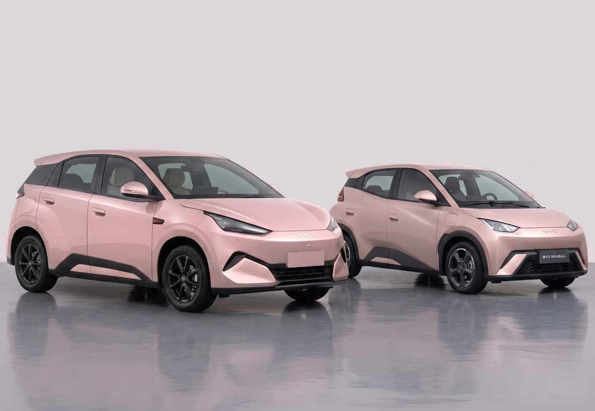 Comparativa visual de dos unidades del carro eléctrico BYD Seagull en color rosado, evidenciando las proporciones compactas y el nuevo tamaño familiar de la carrocería en estudio.