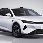 Vista frontal de tres cuartos de la nueva generación del sedán BYD Qin Plus en color blanco, destacando su renovado frontal cerrado 'Loong Face' y el sensor LiDAR en el techo.