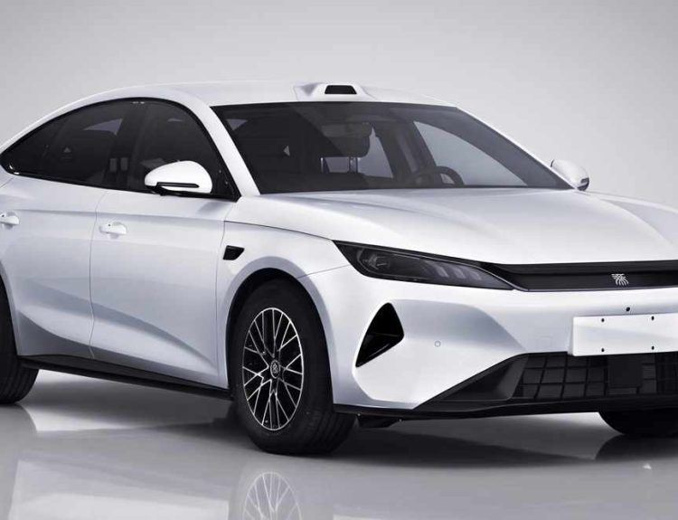 Vista frontal de tres cuartos de la nueva generación del sedán BYD Qin Plus en color blanco, destacando su renovado frontal cerrado 'Loong Face' y el sensor LiDAR en el techo.