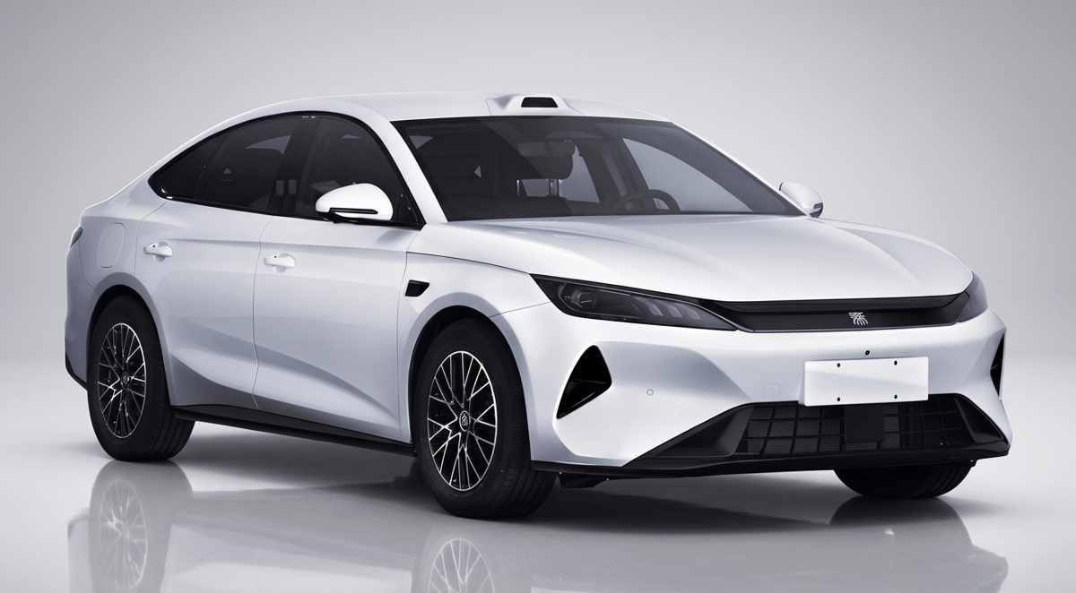 Vista frontal de tres cuartos de la nueva generación del sedán BYD Qin Plus en color blanco, destacando su renovado frontal cerrado 'Loong Face' y el sensor LiDAR en el techo.