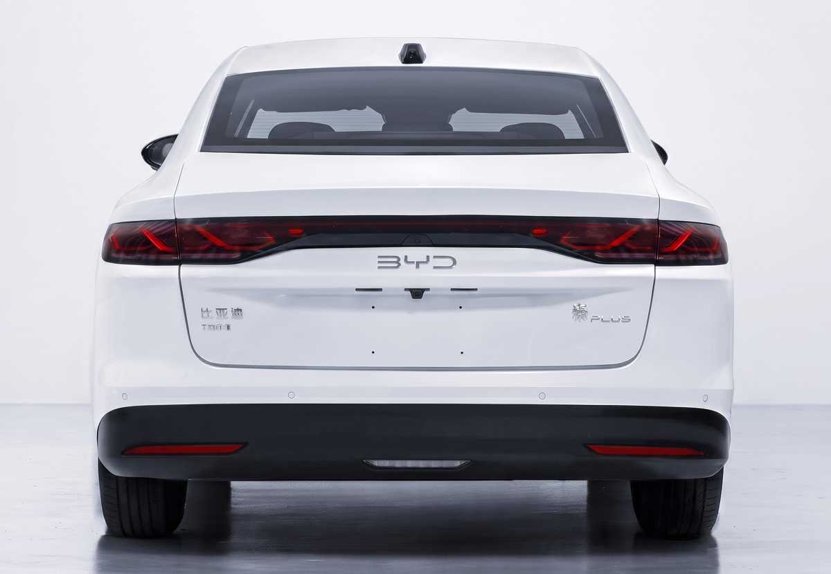 Vista trasera directa de la nueva generación del BYD Qin Plus, evidenciando las nuevas luces LED continuas de tipo 'nudo chino' y las letras de la marca en el centro del baúl.