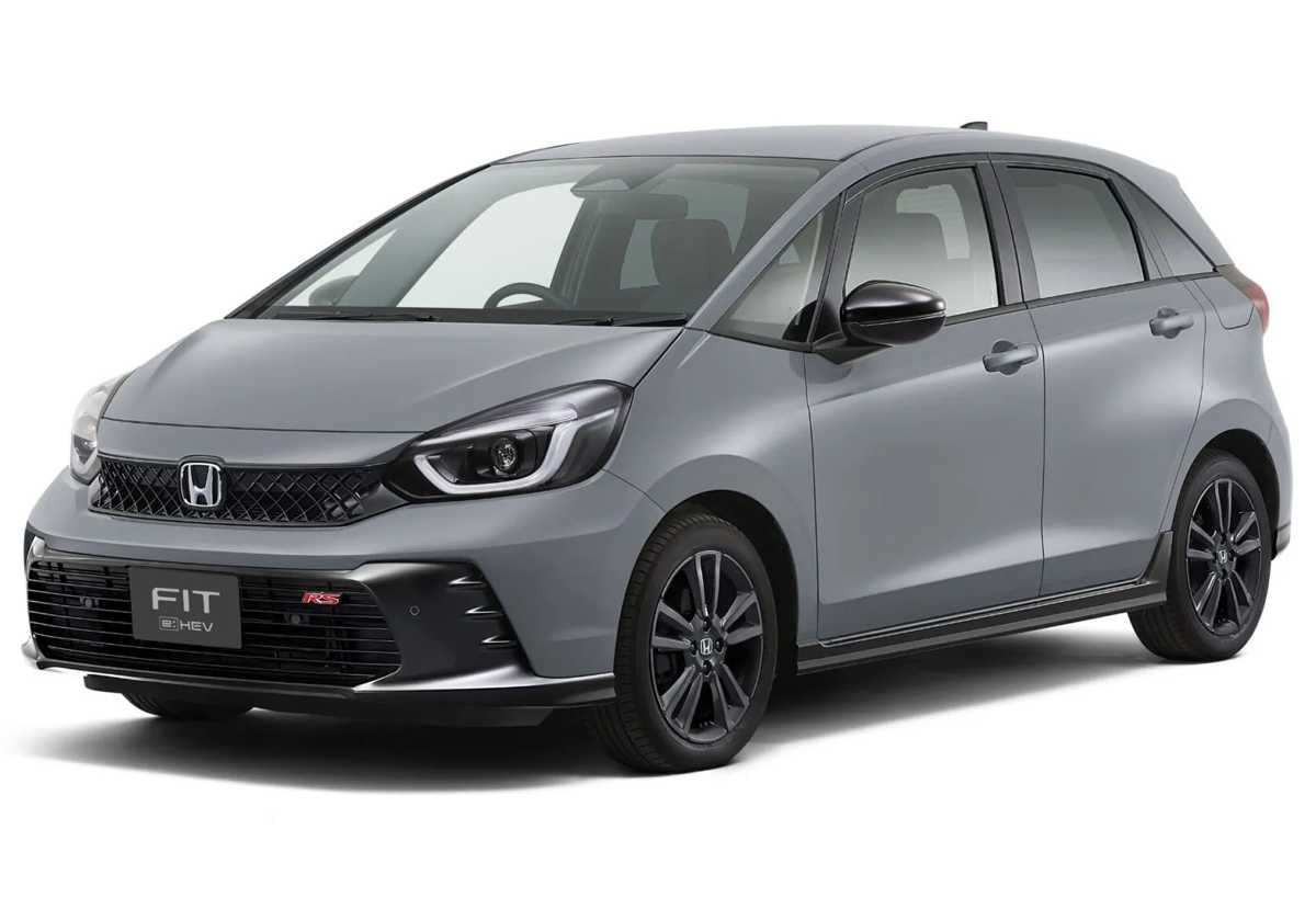 Plano delantero de tres cuartos del nuevo Honda Fit RS híbrido color gris en estudio, resaltando su parachoques deportivo, rines de 16 pulgadas y detalles en negro brillante.
