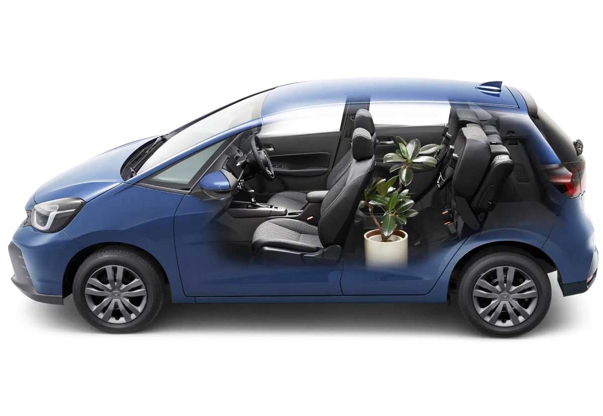 Gráfico lateral transparente del Honda Fit azul ilustrando el práctico sistema modular Magic Seats, con los asientos traseros levantados para acomodar una planta alta en el piso.