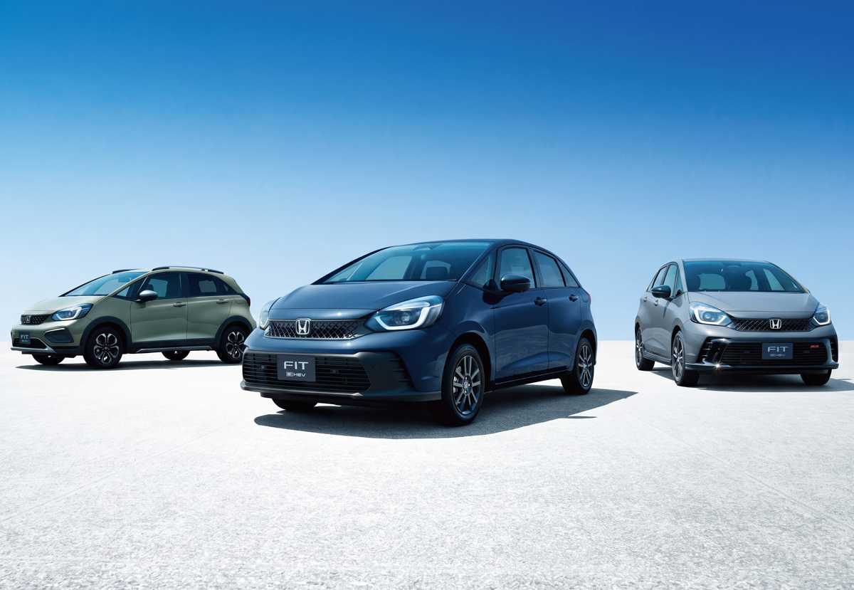 Fotografía grupal de la nueva gama del Honda Fit 2027, mostrando de izquierda a derecha la versión aventurera Crosstar, la variante estándar azul y el deportivo RS híbrido gris.