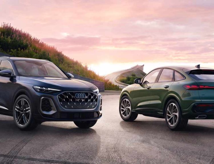 Vista frontal y posterior de los nuevos Audi Q5 SUV azul y Q5 Sportback verde estacionados juntos frente a un atardecer, destacando sus diferencias de carrocería.