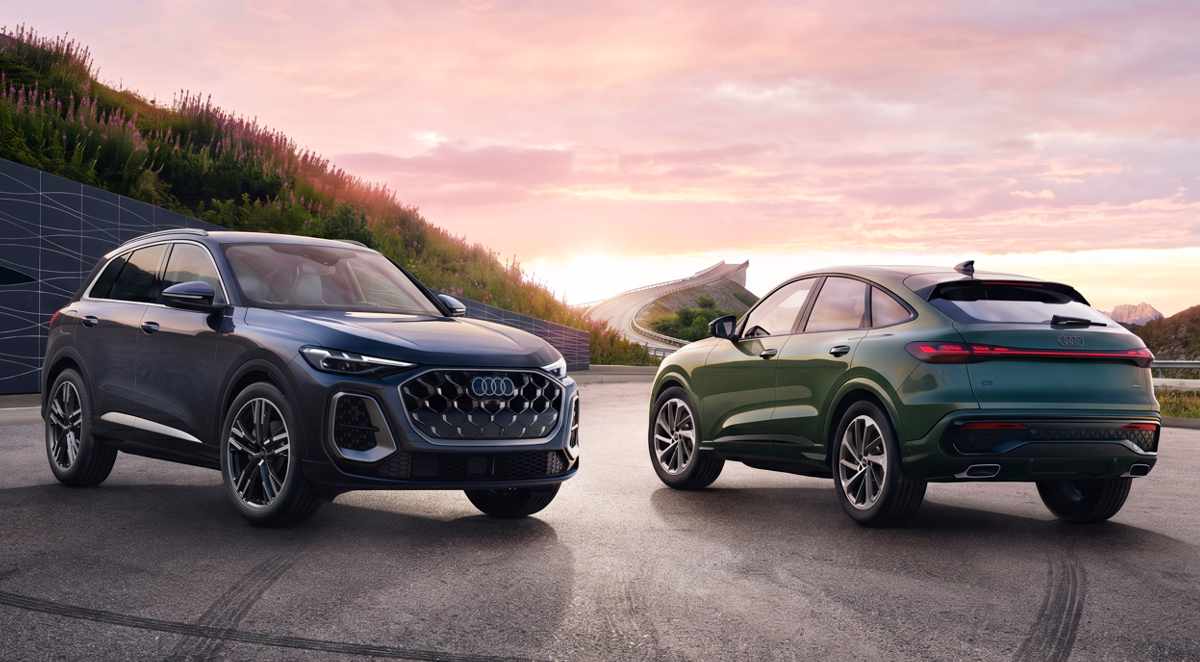 Vista frontal y posterior de los nuevos Audi Q5 SUV azul y Q5 Sportback verde estacionados juntos frente a un atardecer, destacando sus diferencias de carrocería.