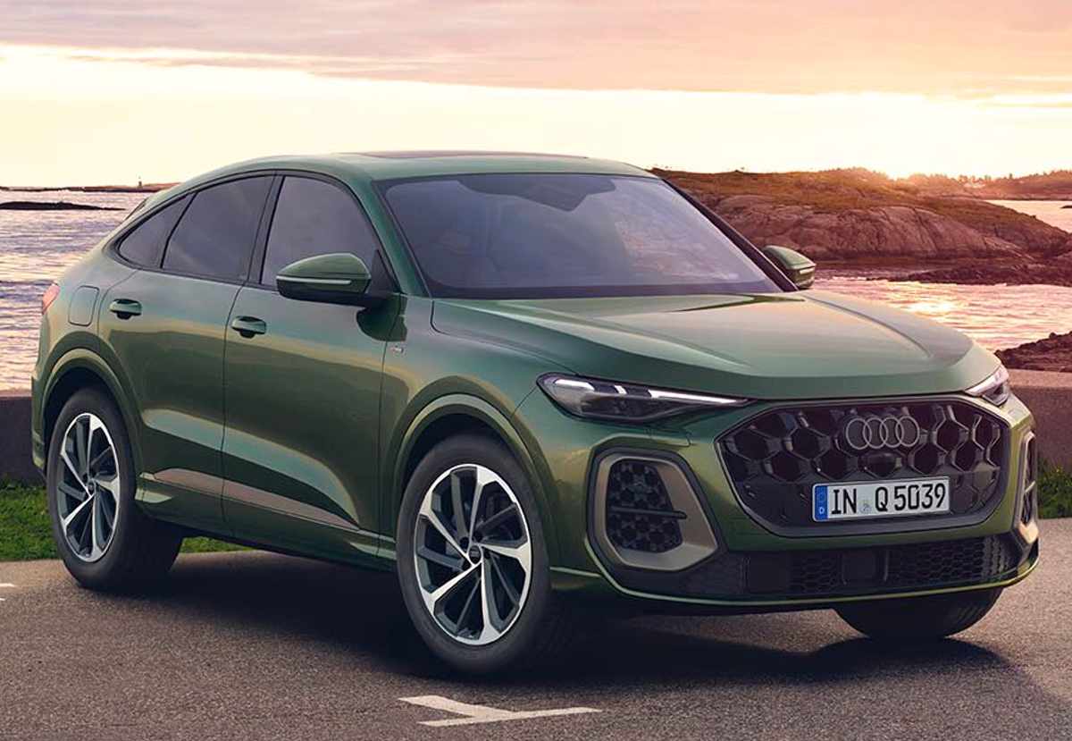 Vista frontal de tres cuartos de la Audi Q5 Sportback color verde oscuro, mostrando su parrilla octogonal ensanchada y entradas de aire con diseño deportivo.