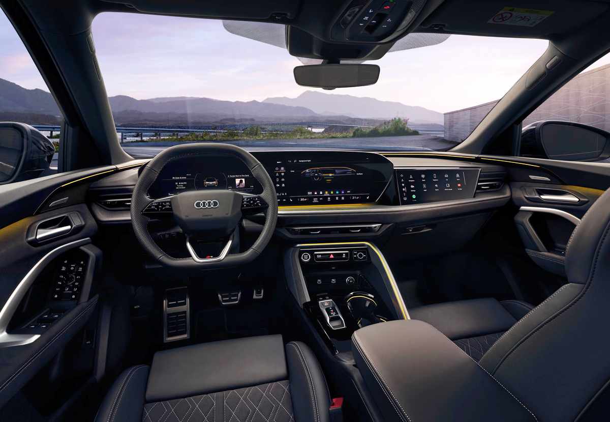 Habitáculo frontal de la nueva Audi Q5, destacando el entorno digital avanzado con la pantalla OLED central de 14,5 pulgadas, el panel de instrumentos de 11,9 pulgadas y asientos deportivos.