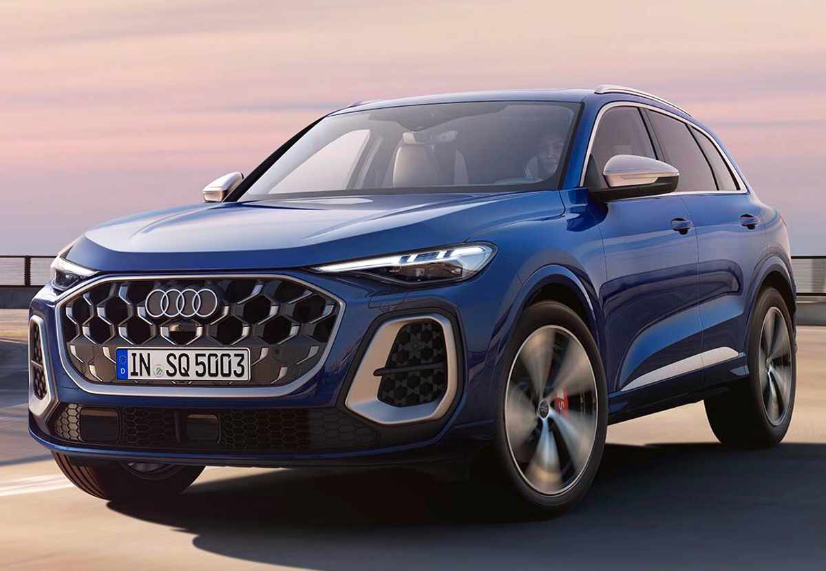 Vista frontal en movimiento de la deportiva Audi SQ5 color azul, luciendo agresivos detalles en negro brillante, espejos plateados y el emblema rojo SQ5 en la parrilla.