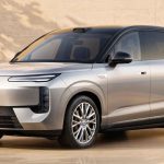 Vista frontal de tres cuartos de la nueva SUV eléctrica BYD Denza N8 en color plata, destacando su diseño premium, faros LED verticales y carrocería familiar de techo alto.