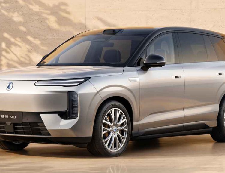 Vista frontal de tres cuartos de la nueva SUV eléctrica BYD Denza N8 en color plata, destacando su diseño premium, faros LED verticales y carrocería familiar de techo alto.
