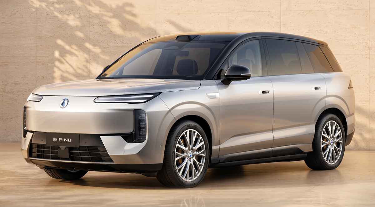 Vista frontal de tres cuartos de la nueva SUV eléctrica BYD Denza N8 en color plata, destacando su diseño premium, faros LED verticales y carrocería familiar de techo alto.