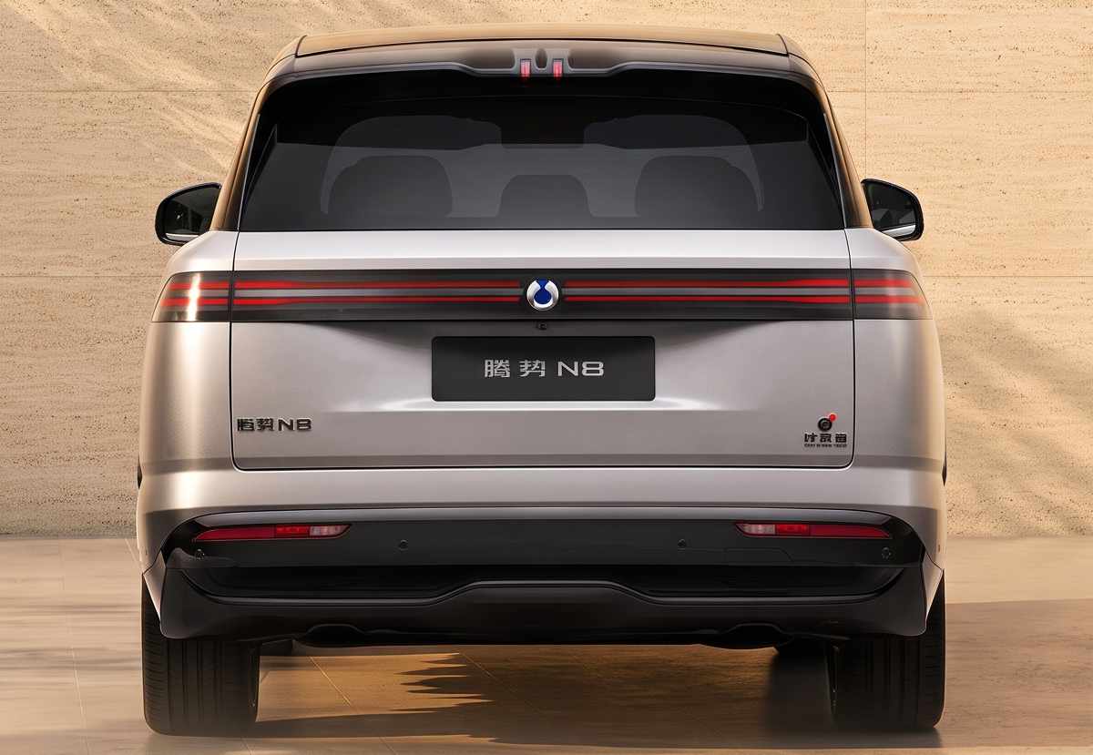 Vista trasera directa de la BYD Denza N8, evidenciando su nueva firma lumínica con una barra LED de doble tira que cruza el portón del baúl, acompañada del emblema central de la marca.
