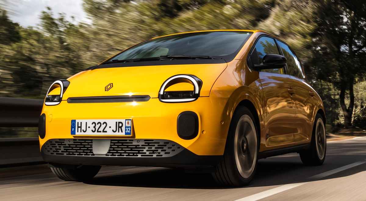 Vista frontal dinámica del nuevo Renault Twingo E-Tech eléctrico color amarillo circulando por una carretera, demostrando su agilidad durante las pruebas de manejo en Europa.