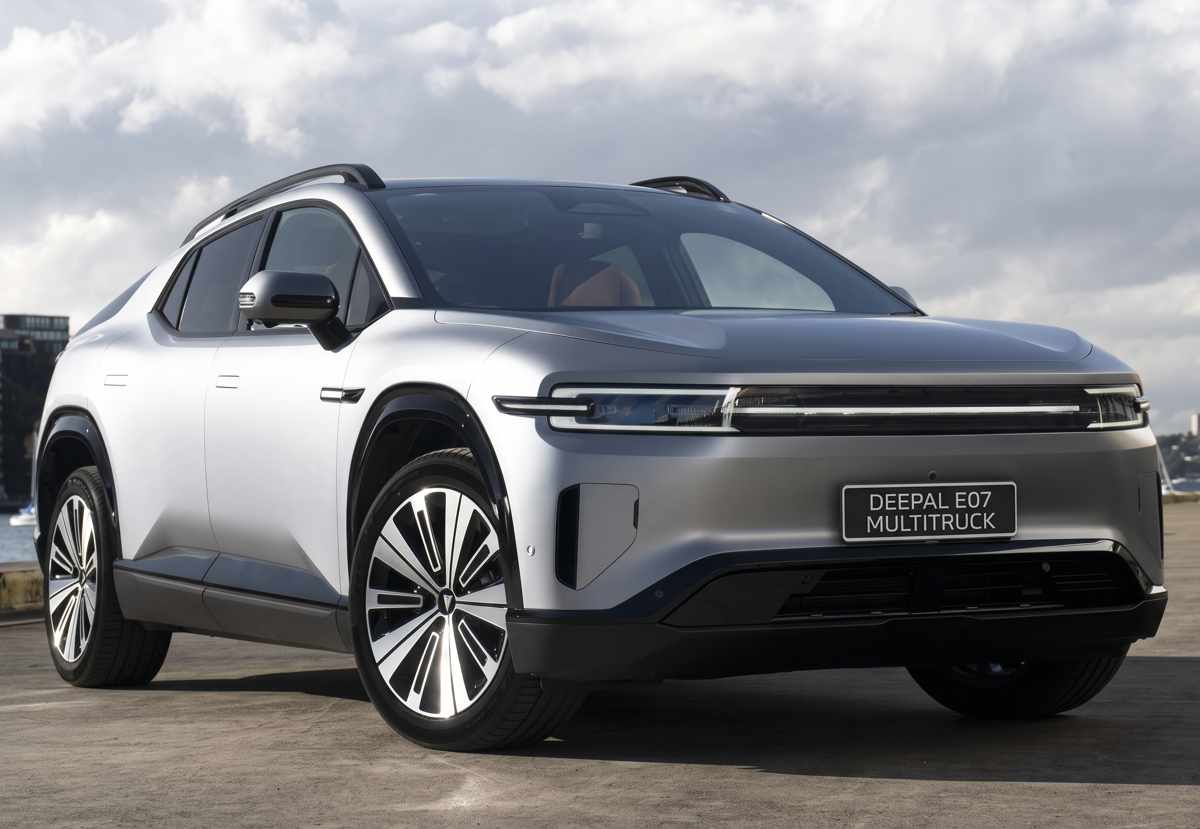 Plano frontal de tres cuartos del innovador Deepal E07 Multitruck color plata, resaltando su firma lumínica LED horizontal continua y su revolucionario diseño que fusiona las líneas de una SUV premium con la practicidad de una pick-up.
