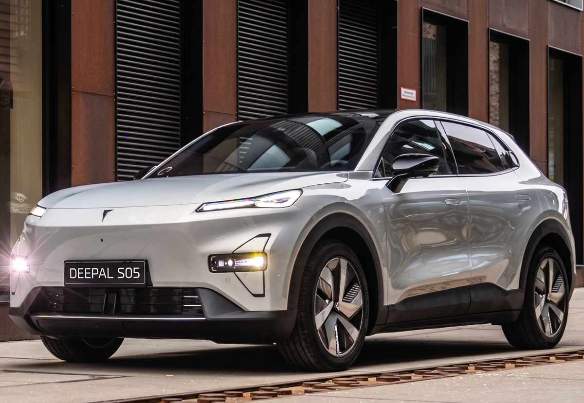 Plano frontal de tres cuartos del SUV Deepal S05 color plata estacionado en un entorno urbano, destacando su diseño aerodinámico, rines optimizados y faros LED encendidos, siendo el vehículo híbrido enchufable más vendido de la marca.