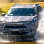Prototipo camuflado de la inédita pick-up Renault Niágara atravesando un obstáculo de agua a gran velocidad durante sus exigentes pruebas de desarrollo en América Latina.
