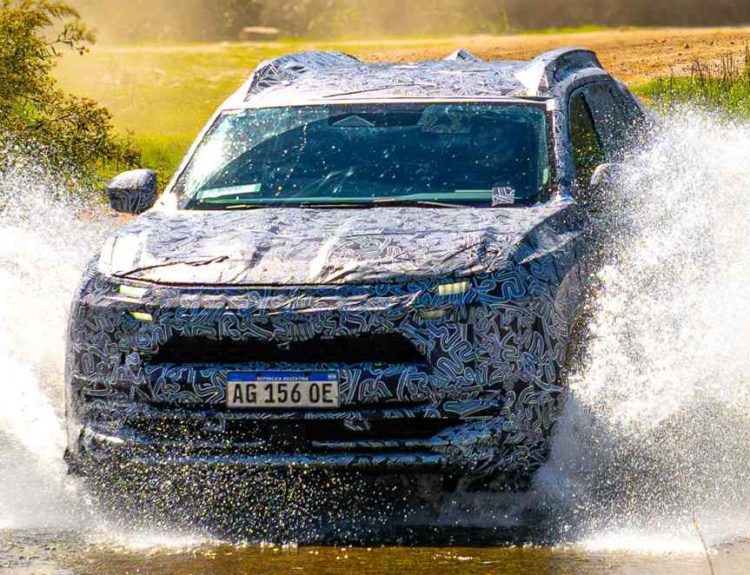 Prototipo camuflado de la inédita pick-up Renault Niágara atravesando un obstáculo de agua a gran velocidad durante sus exigentes pruebas de desarrollo en América Latina.