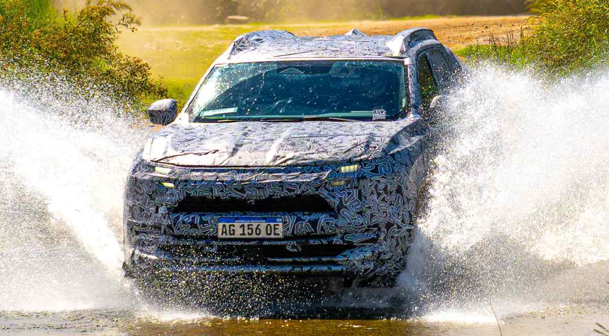 Prototipo camuflado de la inédita pick-up Renault Niágara atravesando un obstáculo de agua a gran velocidad durante sus exigentes pruebas de desarrollo en América Latina.