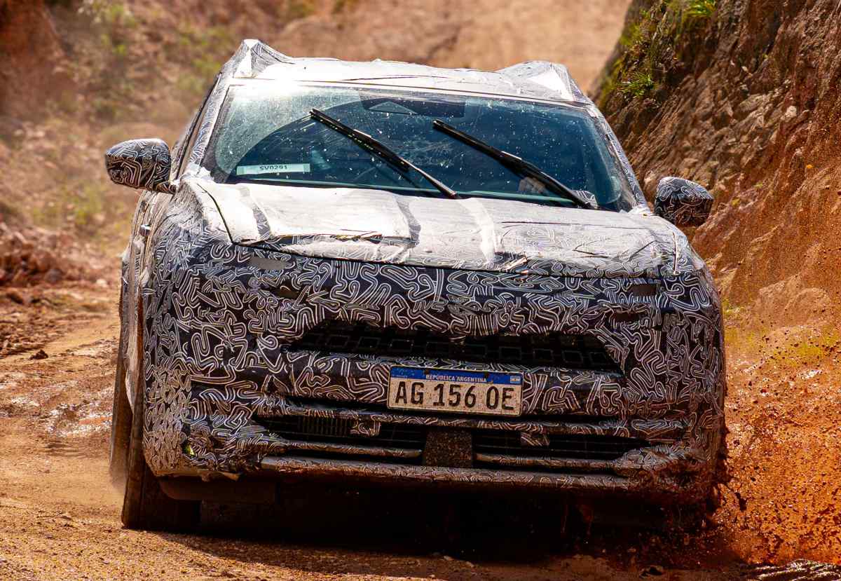Vista frontal de la Renault Niágara con camuflaje de pruebas, superando exigentes terrenos de tierra y barro para evaluar su suspensión y capacidad de tracción.