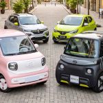 Cuatro de los carros más baratos y compactos de Colombia en 2026, incluyendo modelos eléctricos urbanos y de combustión en distintos colores, estacionados en una calle peatonal: FAW Bestune Xiaoma, Opel Rocks-e, JMEV 2 y Renault Kwid.