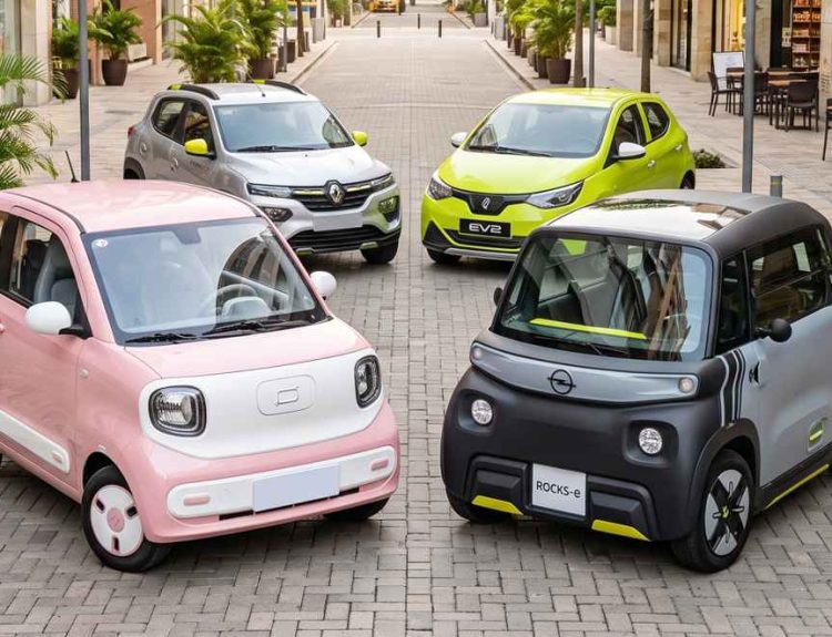Cuatro de los carros más baratos y compactos de Colombia en 2026, incluyendo modelos eléctricos urbanos y de combustión en distintos colores, estacionados en una calle peatonal: FAW Bestune Xiaoma, Opel Rocks-e, JMEV 2 y Renault Kwid.