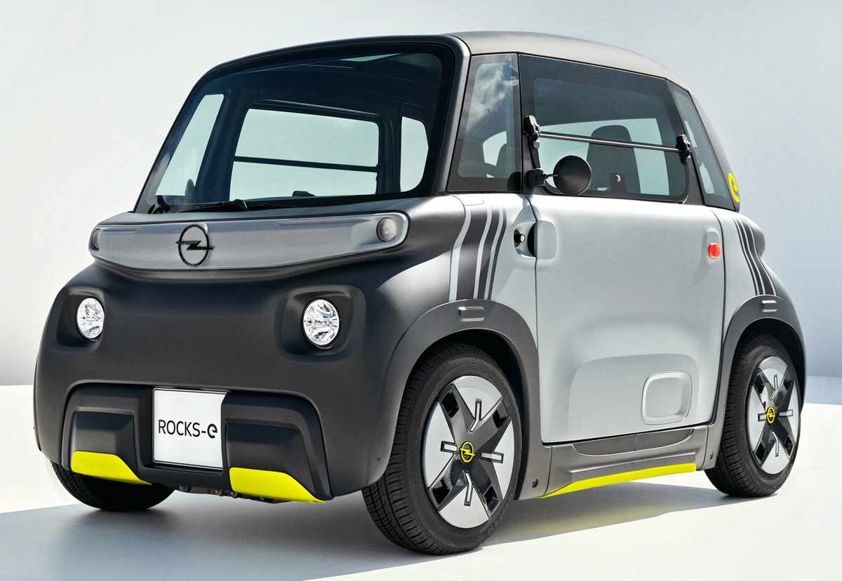 Plano frontal y lateral del cuadriciclo eléctrico Opel Rocks-e en color gris y negro con sutiles acentos amarillos, destacando su diseño geométrico simétrico.